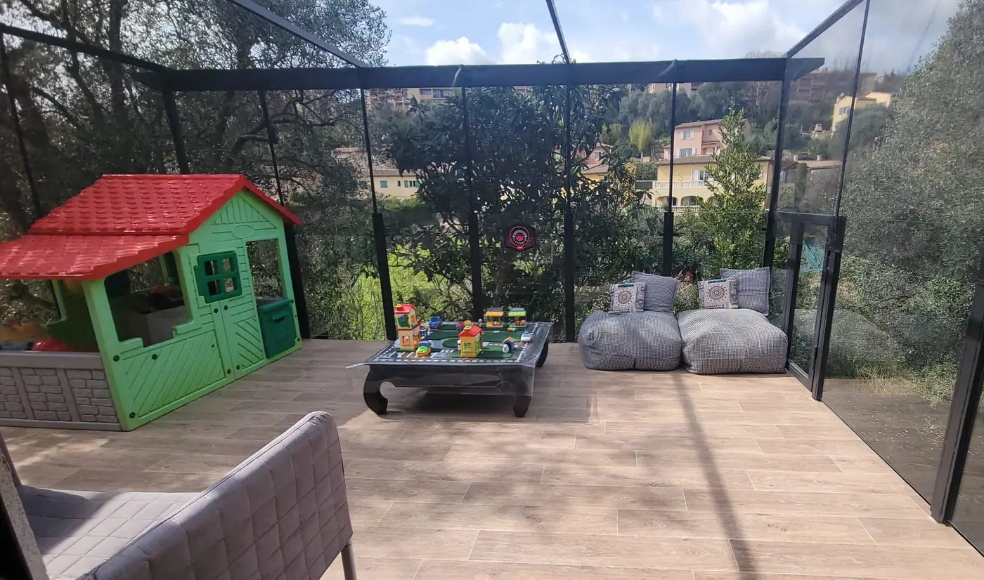 Terrasse extérieure aménagée pour les enfants.