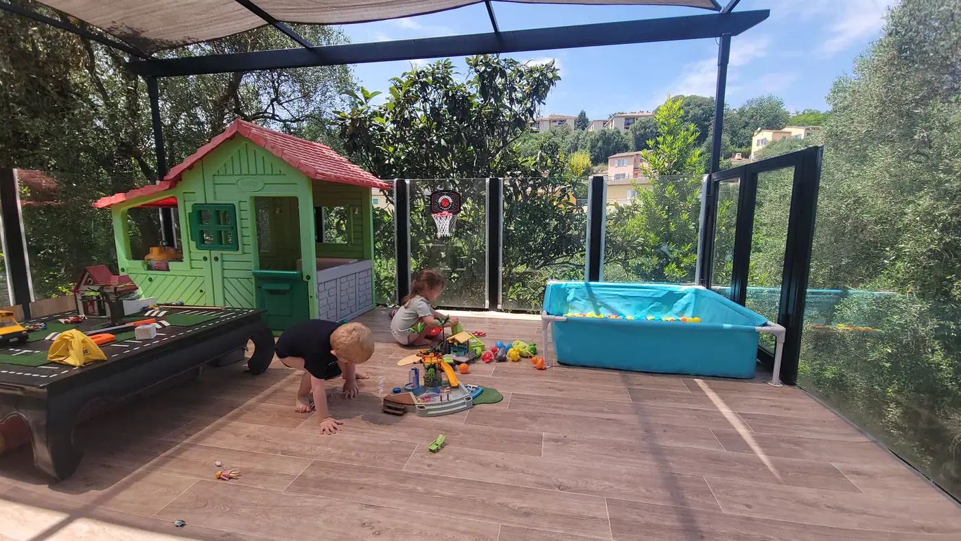Terrasse aménagée pour les jeux et les temps dehors.