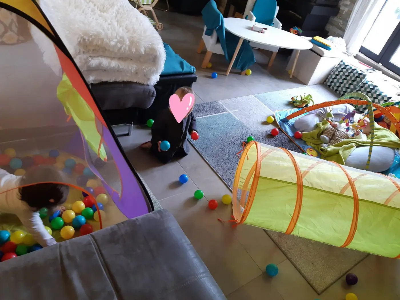 Espace de jeux modulable avec tunnel, balles et tapis.