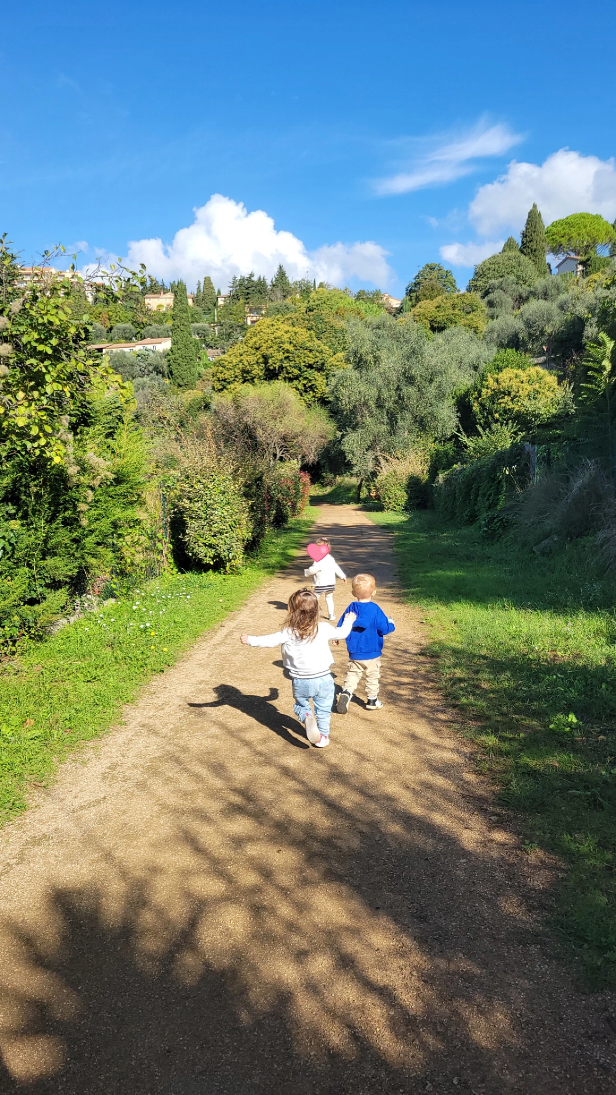 Promenade avec les enfants dans un grand jardin.