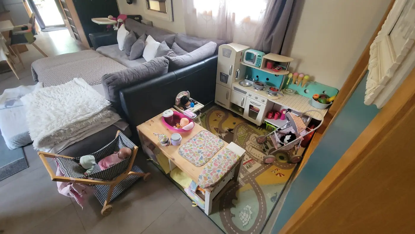 Chambre et espace de jeux aménagés pour les enfants.