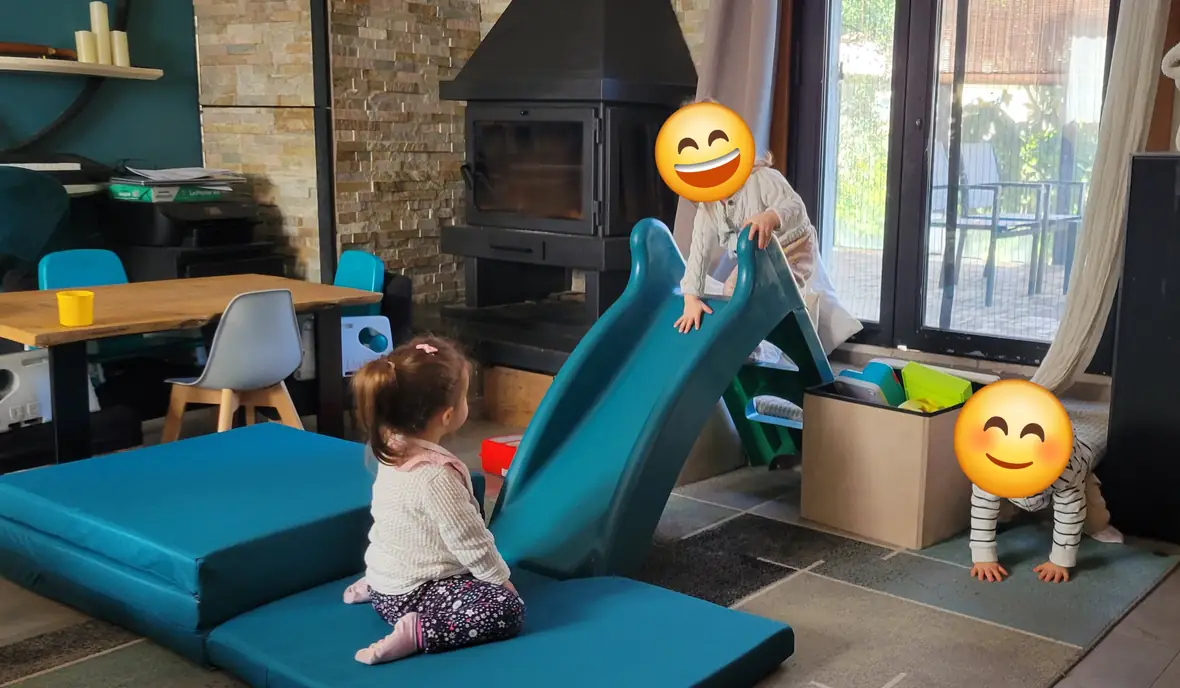 Espace de jeux et de repas dans la pièce principale.